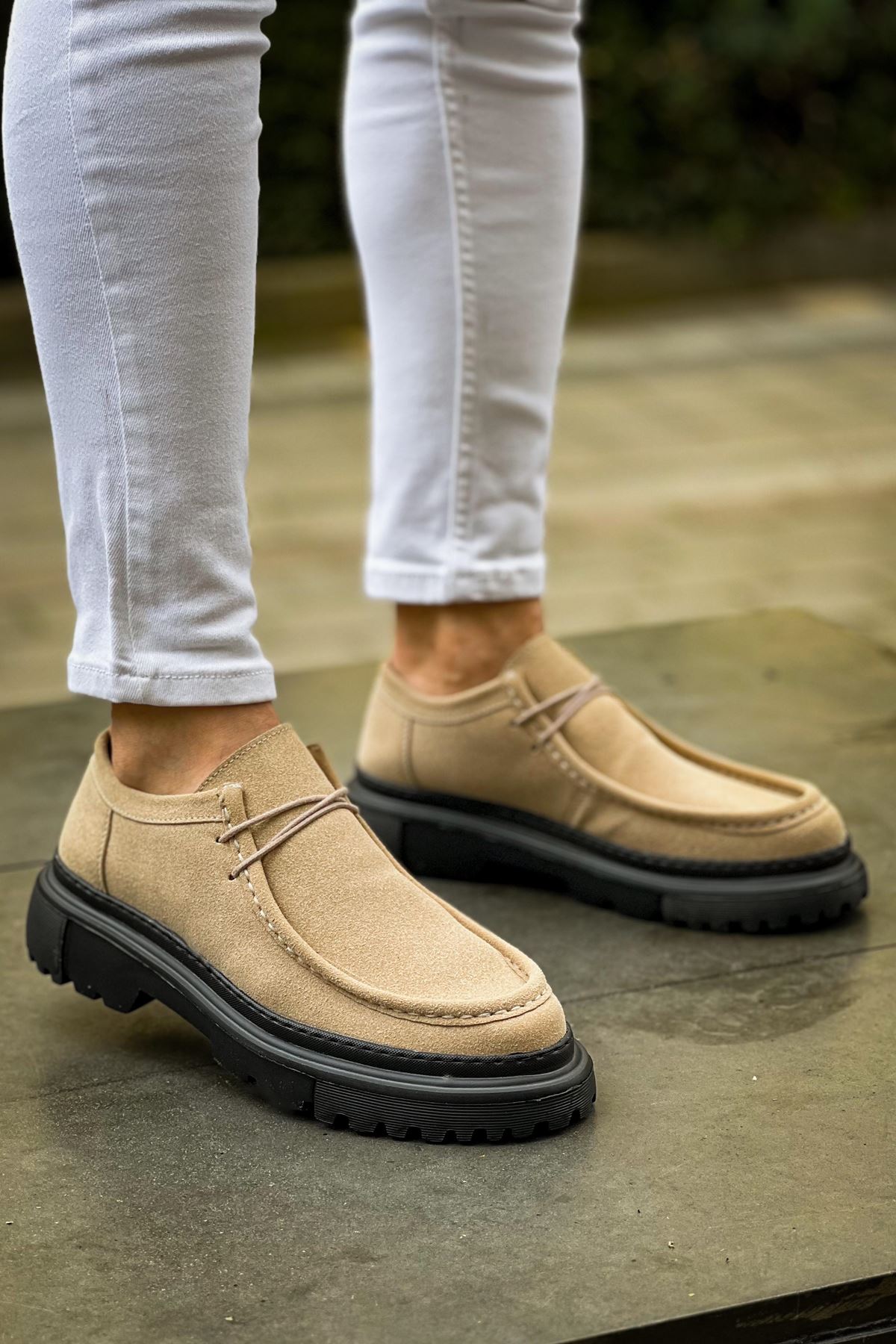 Castle – Beige · schwarze Sohle · Velours