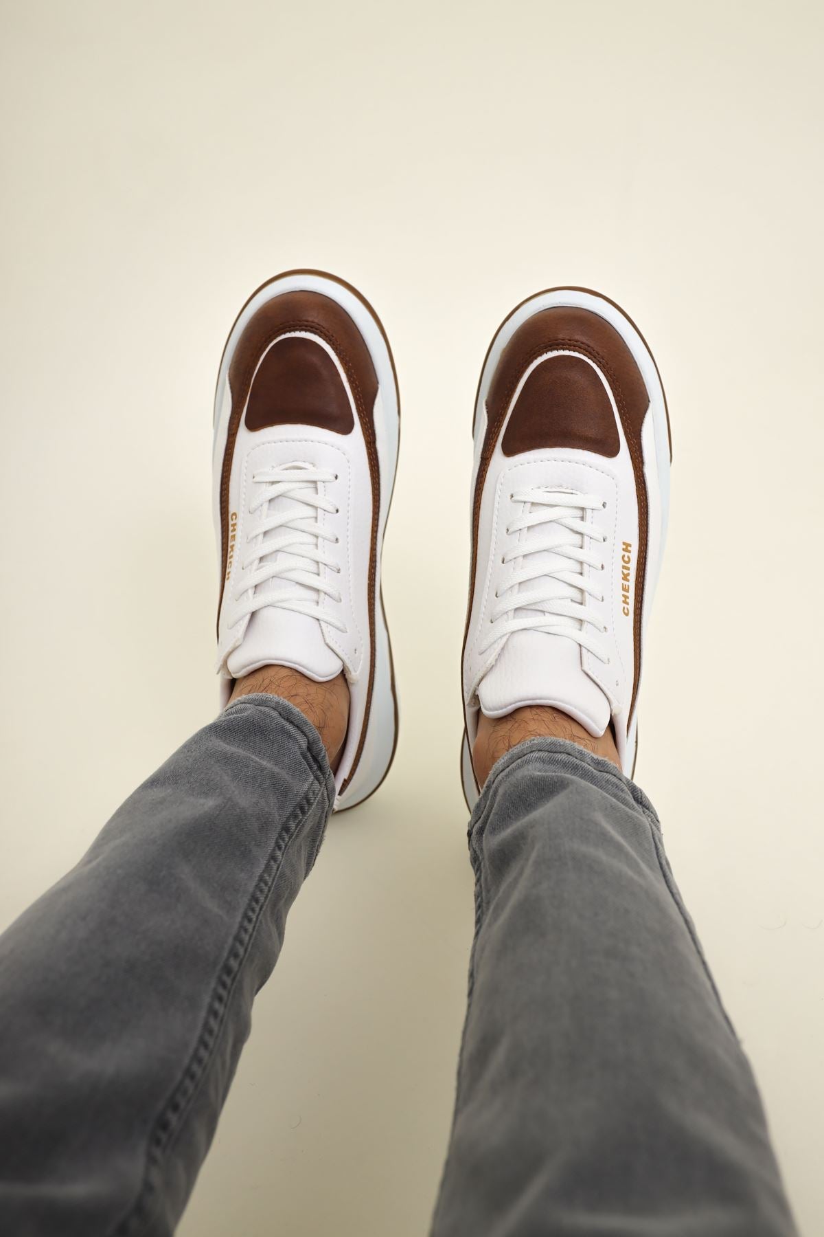 Line Up – Cognac/Weiß