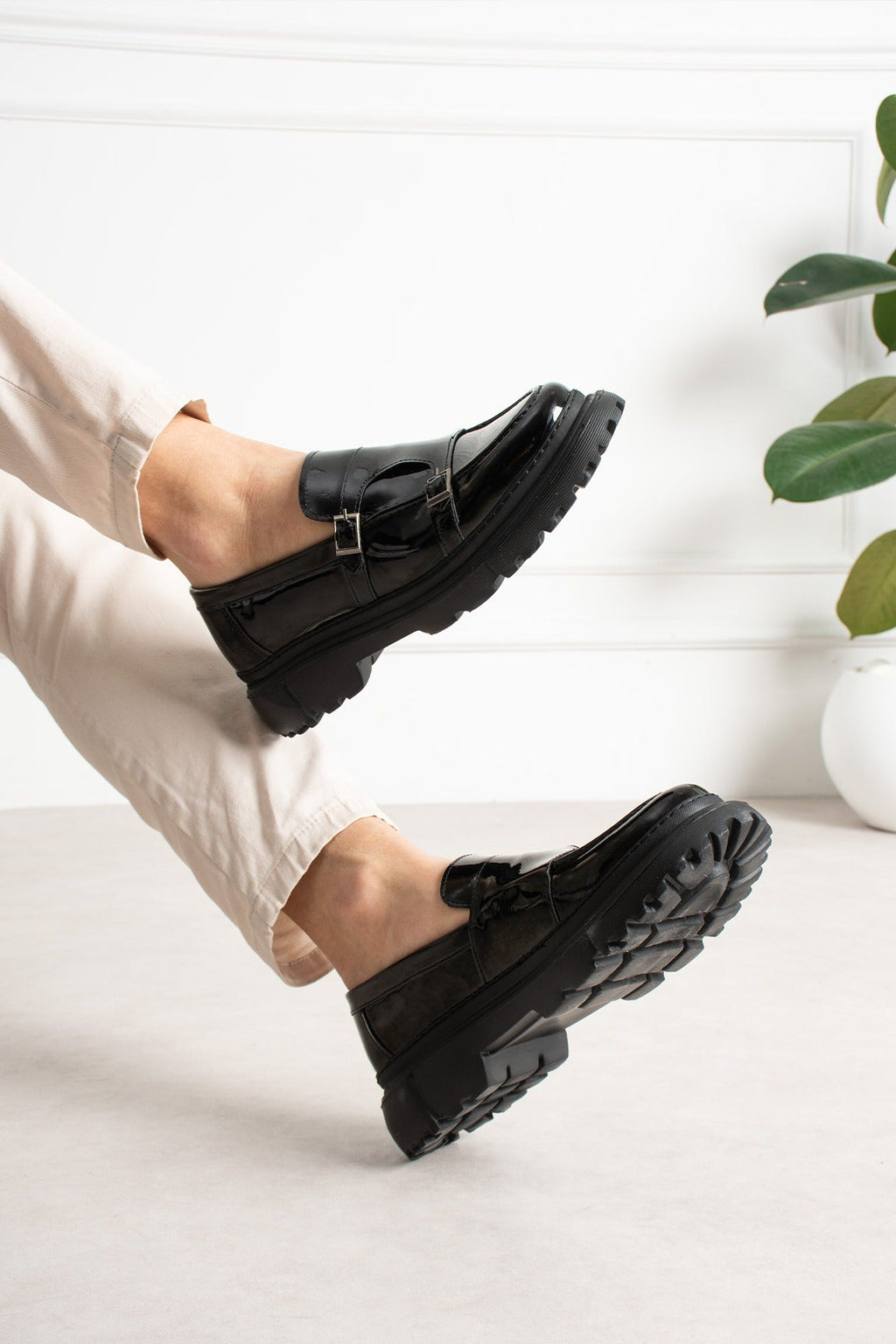 Schwarz · schwarze Sohle · Lack